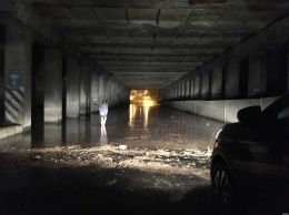 Под мостом в центре Запорожья автомобилисты тонут и глохнут в огромной луже (Фото)