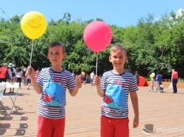 Клоуны, конкурсы и фокусы: в Одессе устроили фестиваль для близнецов. Фото