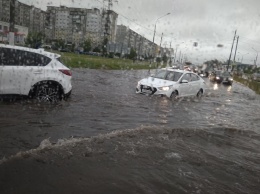 Киев после небывалого ливня. Выдубичи затопило, автобусы "поплыли", а жители публикуют фото в дождевиках