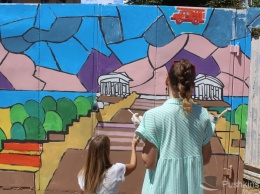 Арт-выходной в Черноморске: взрослые и дети разрисовали забор яркими красками. Фото