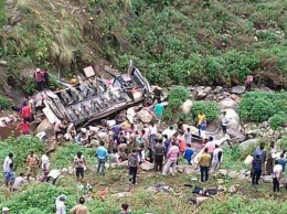 В Индии автобус упал в ущелье - десятки погибших