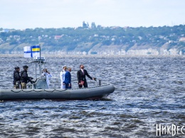 Сенкевич и Савченко с военного катера осмотрели состояние Варваровского моста в Николаеве