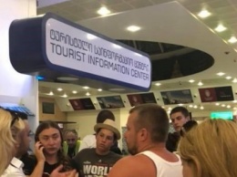 Украинские туристы в аэропорту Батуми: консул принимает меры по урегулированию ситуации
