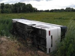 В Ровенской области из-за ухабистой дороги автобус слетел в кювет: есть пострадавшие