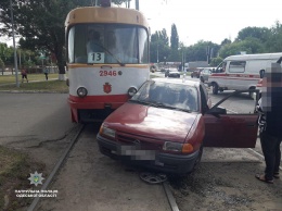 ДТП на Таирова: под трамвай № 13 попал Opel