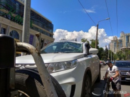 Подпилом билборда, упавшего в Одессе на машину, займется полиция