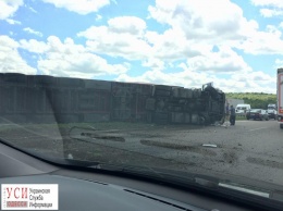 На трассе «Киев - Одесса» перевернулся грузовой автомобиль