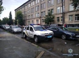 Ворвались и начали стрелять по ногам. В Киеве произошло кровавое ограбление рынка