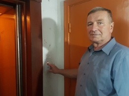 В многоэтажке на улице Химиков отремонтировали старый лифт