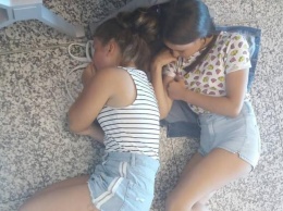 Дети спят прямо на полу, - застрявших в Албании николаевских туристов уже сутки морят голодом в аэропорту