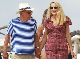 62-летняя Джерри Холл отметила день рождения с 87-летним Рупертом Мердоком и дочерями на пляже в Сен-Тропе