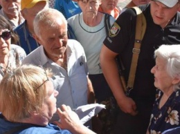 В Северодонецке возле пенсионного фонда снова торгуют номерками