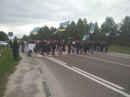 Около полусотни шахтеров перекрыли трассу во Львовской области и требуют выплатить им зарплату