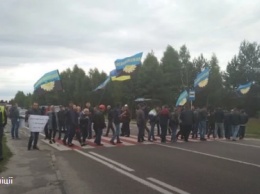 На Львовщине шахтеры заблокировали международную трассу и требуют выплаты долгов по зарплате