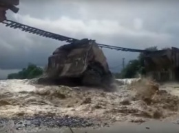 В Румынии после сильных дождей смыло железнодорожный мост (видео)