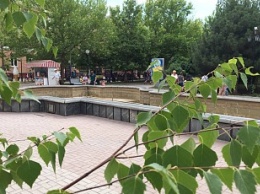 Из-за поломки на Азовском проспекте выключили фонтан, но полили газон