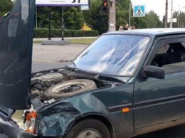 В Кривом Роге возле перекрестка столкнулись две легковушки, - ФОТО