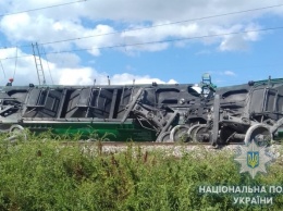 Крушение грузового поезда на Одесчине: 12 вагонов легли на бок, еще у 12 оторвало ходовую часть - полиция (ФОТО)