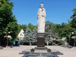 Разрушающийся постамент памятника Святому Николаю в Каштановом сквере планируют отремонтировать ко Дню города