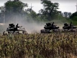 Появилось впечатляющее видео, как танковая рота ВСУ проводила учения на берегу Азовского моря