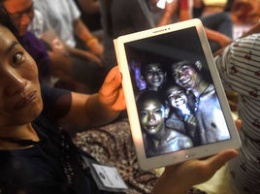 Дети, которые потерялись в таиландской пещере, пока останутся там. Видео