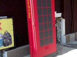 Дух Великобритании в Херсоне: на улице города появилась стилизованная имитация знаменитой красной телефонной будки