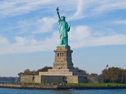 Женщина залезла на статую Свободы в Нью-Йорке и просидела там четыре часа