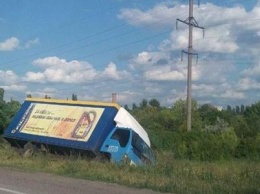 ДТП на трассе под Харьковом: грузовик "вылетел" с дороги, - ФОТО