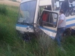 Во Львовской области легковушка выехала на встречную полосу и врезалась в пассажирский автобус