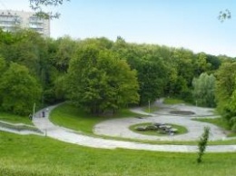 В Соломенском парке Киева жители района собрались на уборку парка
