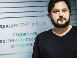 Шеф-редактора "Sputnik Латвия" на 12 часов задержали в Риге