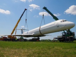 Неудачно приземлившийся в Жулянах самолет MD-83 вывезли с летного поля (фото)