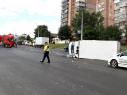 В Харькове грузовик с кислотой протаранил микроавтобус (фото)