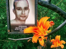 В Днепре появился памятник бойцам «Днепр-1» из живых лилий