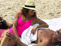 Дженнифер Лопес отметила День независимости в ярком купальнике на пляже с Алексом Родригесом
