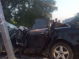 В Киеве пьяный водитель на Audi снес столб, пытаясь скрыться от полиции (фото)