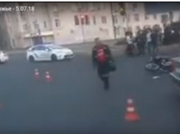 На перекрестке в Запорожье "БМВ" сбил мотоциклиста на "Яве" (ВИДЕО)
