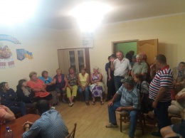 В Черновицкой области селяне 12 часов удерживали в закрытом сессионном зале местных депутатов и чиновников