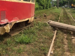 В Харькове трамвай снес столб из-за отвалившегося колеса, - ФОТО