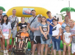Маленький пикник воспитанников реабилитационного центра «Радуга» на пляже Черноморска
