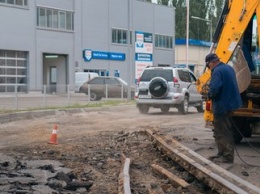 В Днепре возле речпорта из-за ремонта трамвайных путей страдают колеса автомобилей
