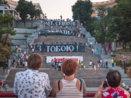 Огромные баннеры и дым файеров: на Потемкинской лестнице провели яркую акцию в поддержку Олега Сенцова