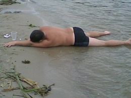 В Бердянске пьяный отдыхающий едва не утонул в море