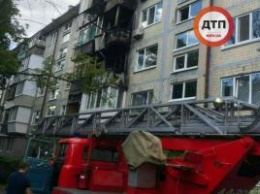 Огонь уничтожил 3 этажа: В Киеве загорелась многоэтажка, есть пострадавший
