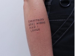 Рисковый проект татуировщика: 30 минут беседует с клиентами, а потом делает татуировку, которая отражает их личность(фото)