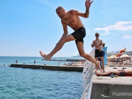 Солнце, жара и тысячи отдыхающих: как на одесских пляжах проходит второй месяц лета. Фоторепортаж