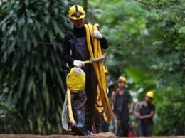 В Таиланде из пещеры уже спасли шесть детей
