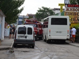 В Коблево из-за хаотичной парковки транспорта и торговых рядов негде проехать пожарным машинам