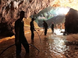 Операцию по спасению детей из пещеры в Таиланде приостановили на 10 часов