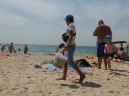 В разгар курортного сезона к работе на пляжах подключаются не только взрослые, но и 12-летние подростки